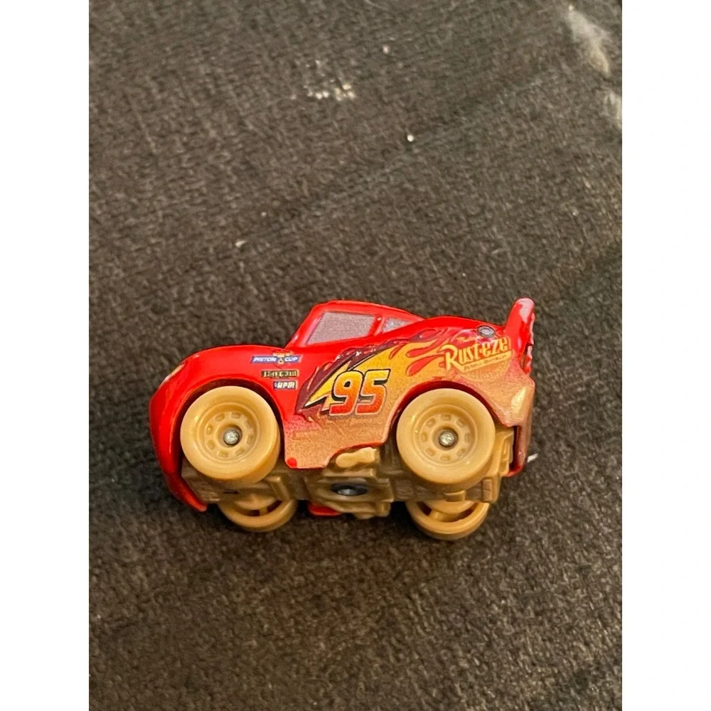 Disney Pixar Cars  Mini Racer Dirt Track Lightning  McQueen
